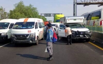 Choque múltiple en Circuito Exterior mexiquense deja varios lesionados; reportan una persona muerta