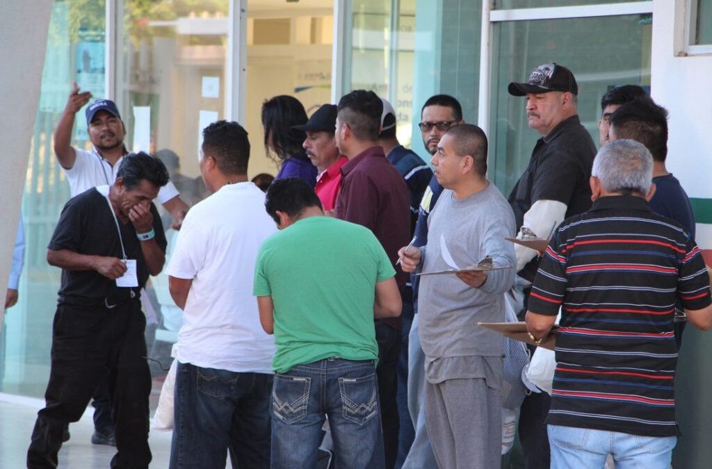 Lanza cervecera plan para contratar a mexicanos repatriados de EUA y abrir nuevas tiendas