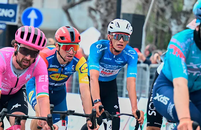 Isaac del Toro abandona Vuelta al País Vasco tras caída en Basauri