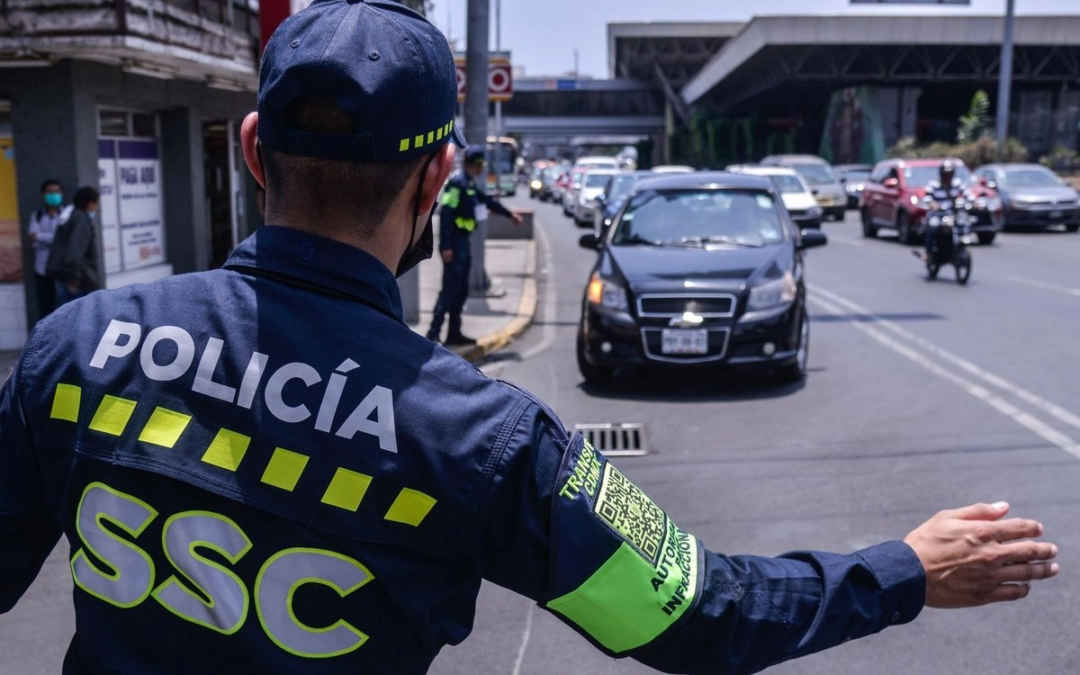 Hurtan agentes de tránsito $4 millones tras simular una revisión a auto