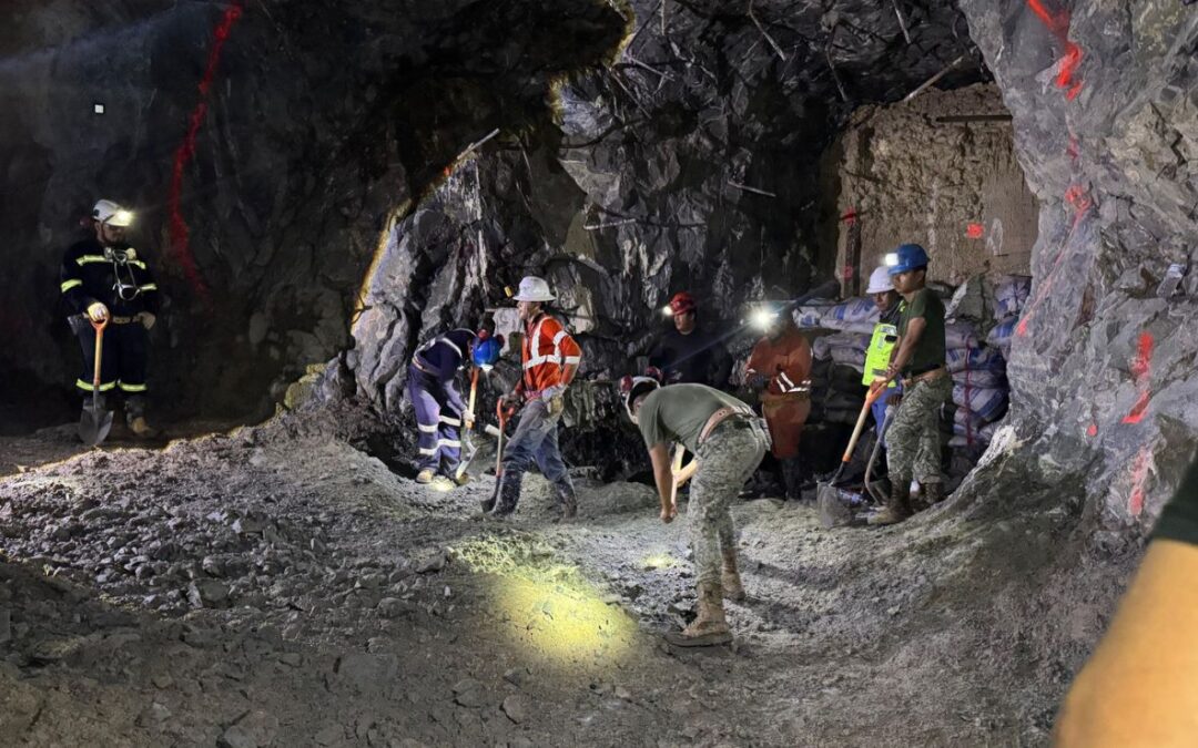 Ajustan estrategia para el rescate de mineros atrapados en Sinaloa por presencia de agua
