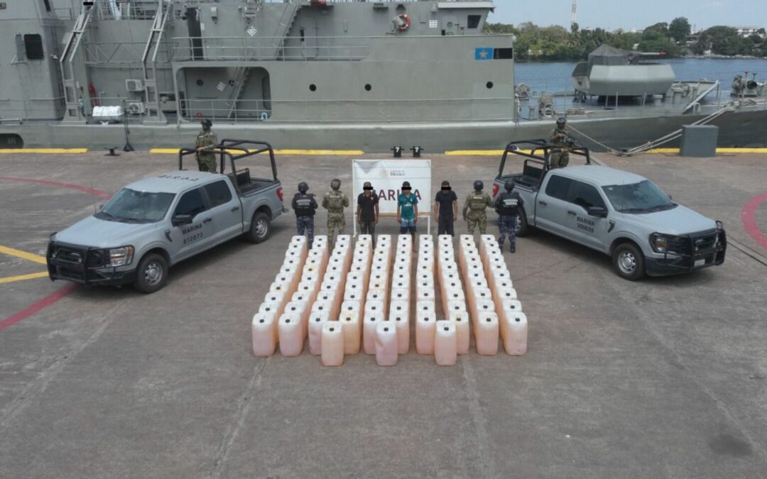 Aseguran embarcación con 103 bidones de combustible en costas de Michoacán; hay tres detenidos