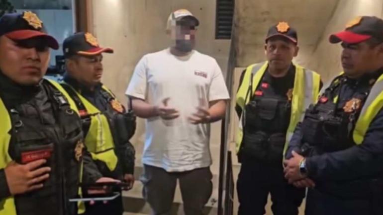 Rescatan a mujer que amenazaba con lanzarse de edificio en la Portales Norte