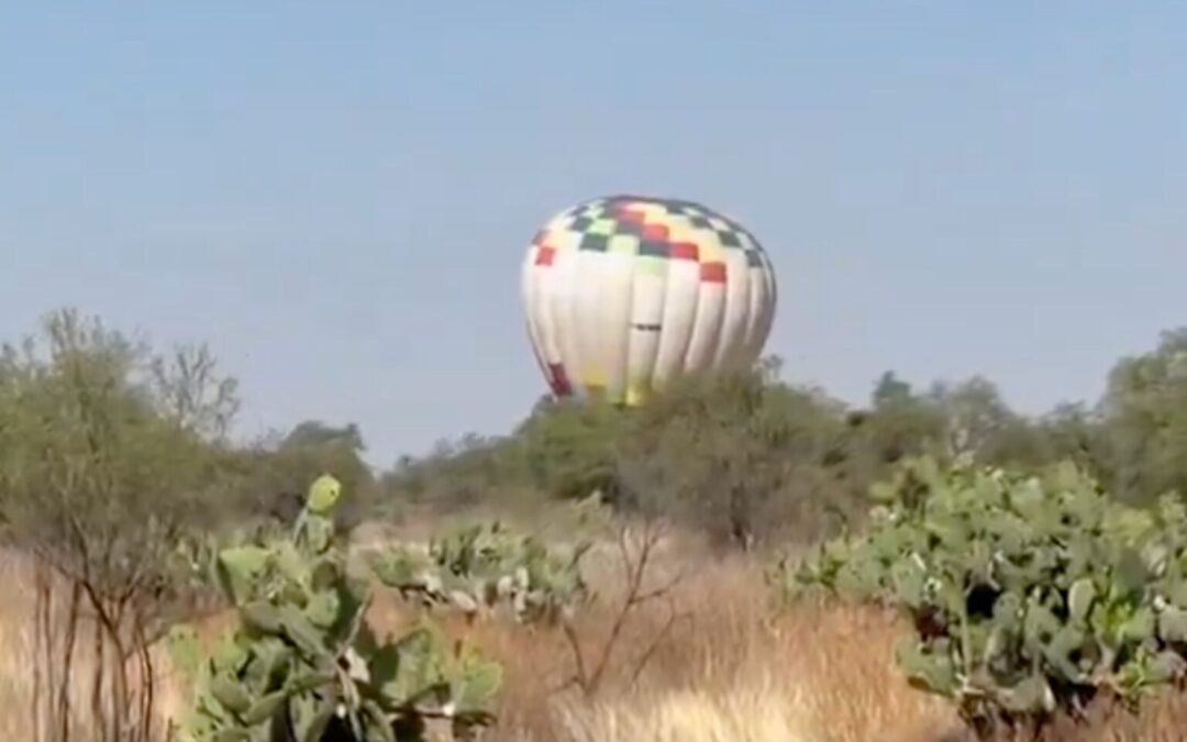 Globo aerostático aterriza de emergencia en Pirámides de Teotihuacán