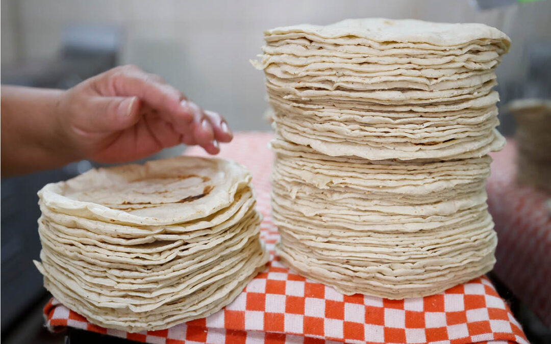 Acuerdan mantener precio de 24 productos básicos en 910 pesos