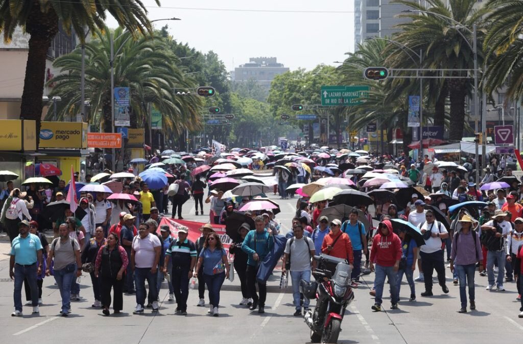 Maestros de la CNTE realizan bloqueos en la capital y toman aeropuerto de Oaxaca