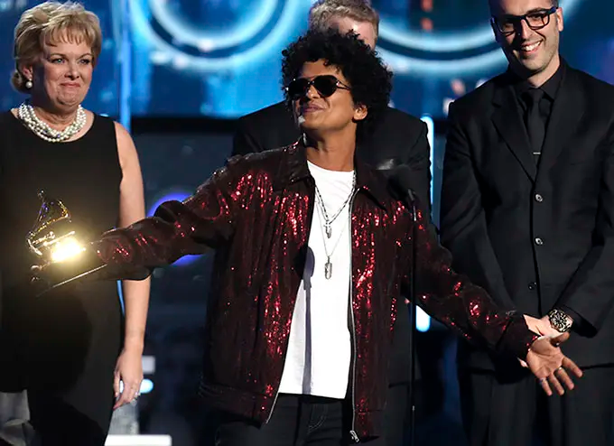 Bruno Mars lanza versión en español de Lo Arriesgo Todo