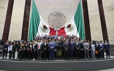 «El servicio público es la oportunidad de servir y ayudar a las personas en este país»: Kenia López Rabadán