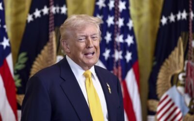 Un juez prohíbe a Trump rebautizar con su nombre el Centro Kennedy de Washington