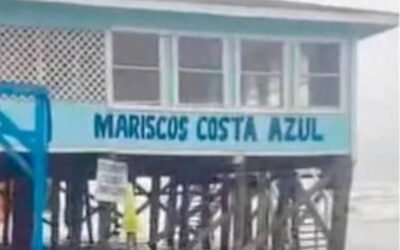 Colapsa restaurante en Playa Bagdad, Tamaulipas, debido a la marea alta