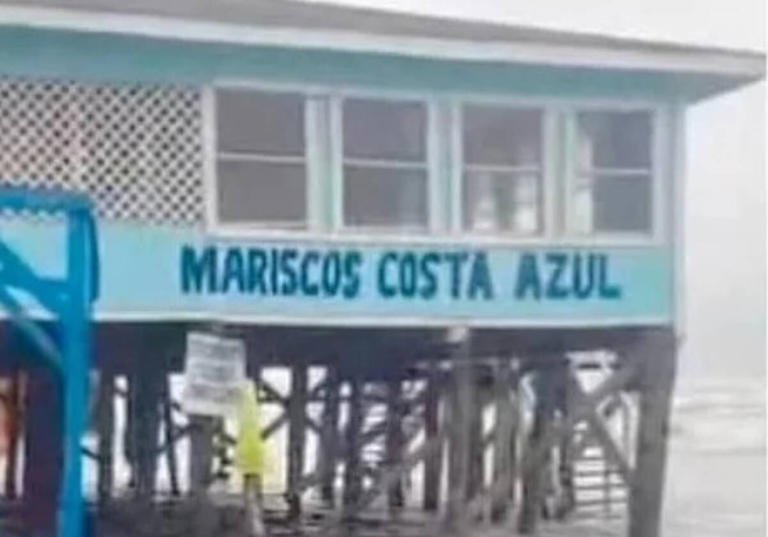 Colapsa restaurante en Playa Bagdad, Tamaulipas, debido a la marea alta