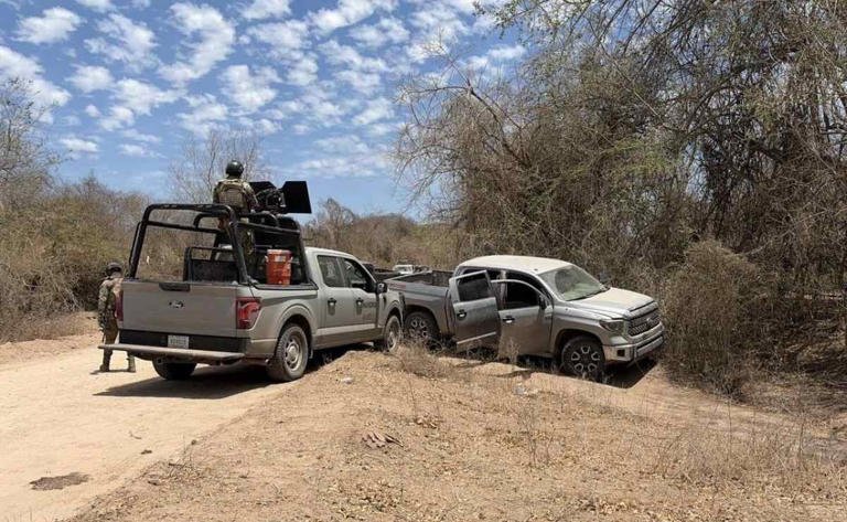 Marina inspecciona dos camionetas abandonadas por presuntos delincuentes en Sinaloa