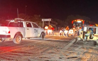Bloquean carretera Panamericana en Oaxaca; pobladores exigen a CFE resolver apagones y daños eléctricos