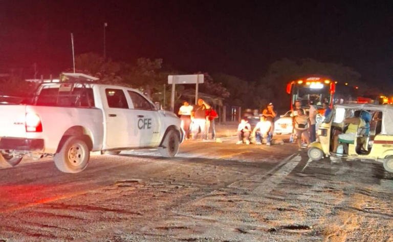 Bloquean carretera Panamericana en Oaxaca; pobladores exigen a CFE resolver apagones y daños eléctricos