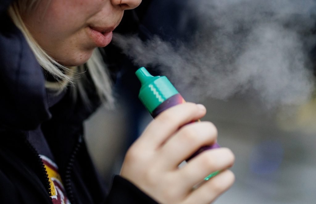Prohibición del vapeo fortaleció el mercado negro en México, afirma ONG
