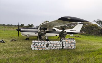 Aseguran el Ejército y FAM una narco avioneta con 636 kilos de Cocaína en Tabasco. 