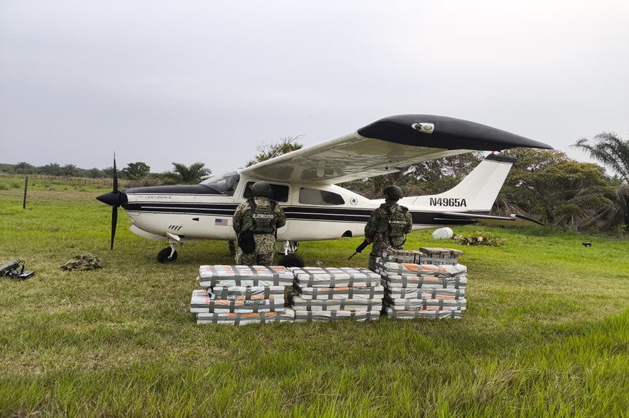 Aseguran el Ejército y FAM una narco avioneta con 636 kilos de Cocaína en Tabasco. 