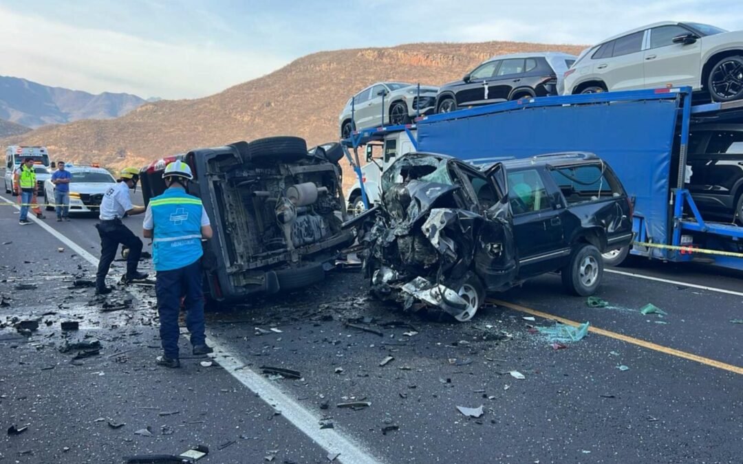 Choque en la Autopista Siglo XXI deja siete muertos