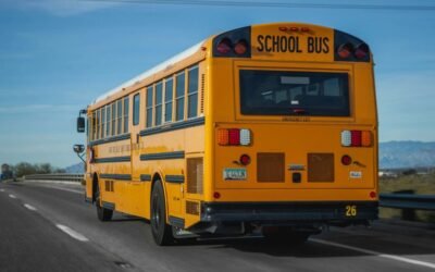 Aficionados escoceses rentan autobuses escolares ante el precio de los trenes en el Mundial