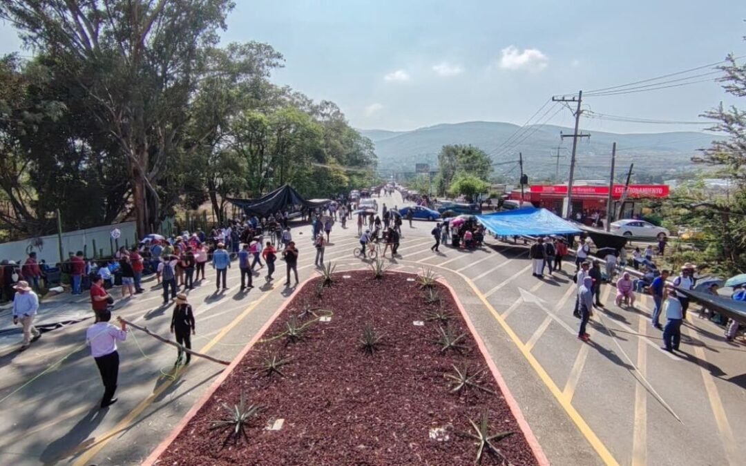 CNTE bloquea accesos al Aeropuerto de Oaxaca e instala carpas