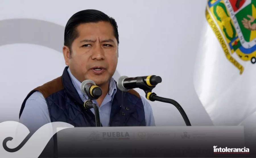 Abucheos a alcalde de Cuautlancingo derivan en agresiones durante evento público