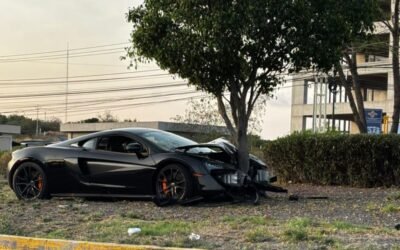 Chocan y abandonan un McLaren en Juriquilla, Querétaro