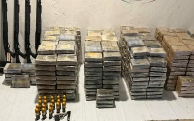 Aseguran 687 kilos de cocaína, un arsenal y varios tracto camiones en Tapachula.