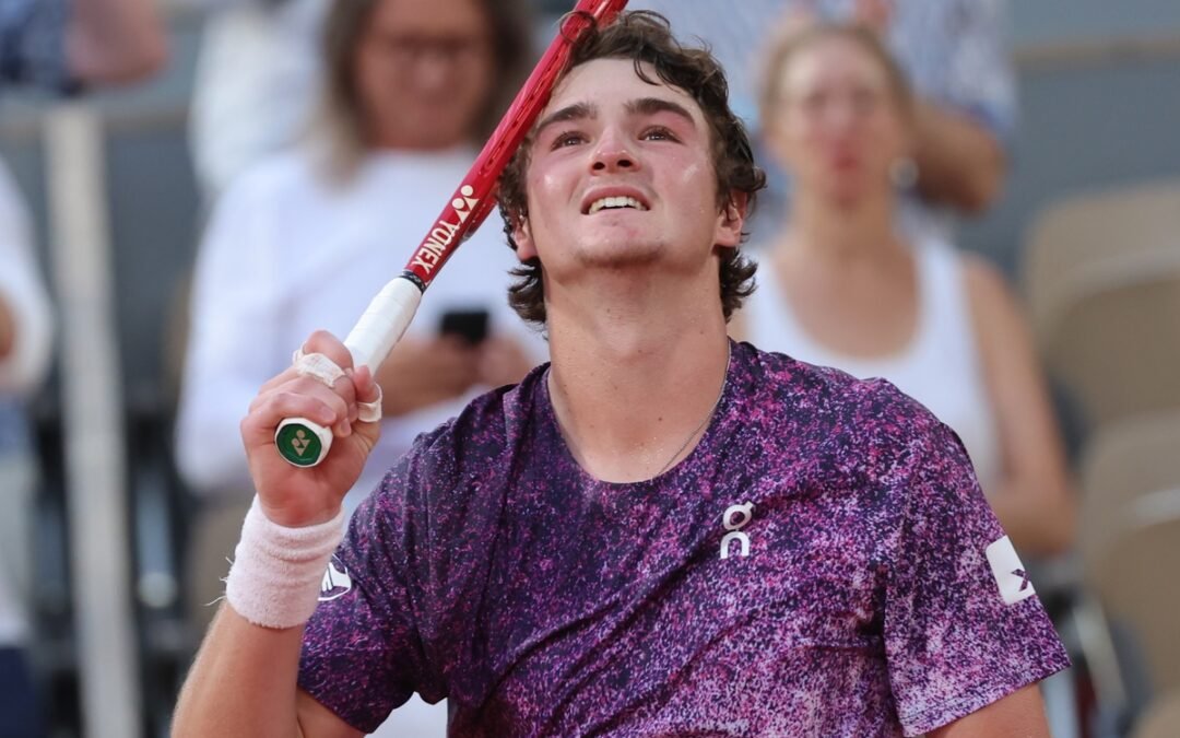Fonseca, de 19 años, tumba al legendario Djokovic al remontarle 2 sets y hace historia