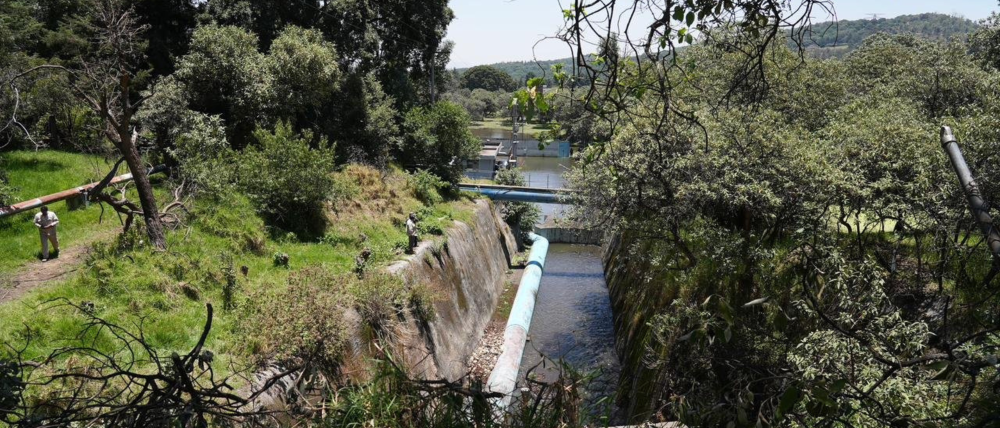 Fuga en acueducto de Xochimilco provoca baja presión de agua
