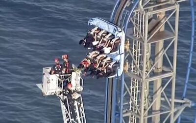 Estudiantes quedan atrapados en lo alto de montaña rusa; así los rescataron