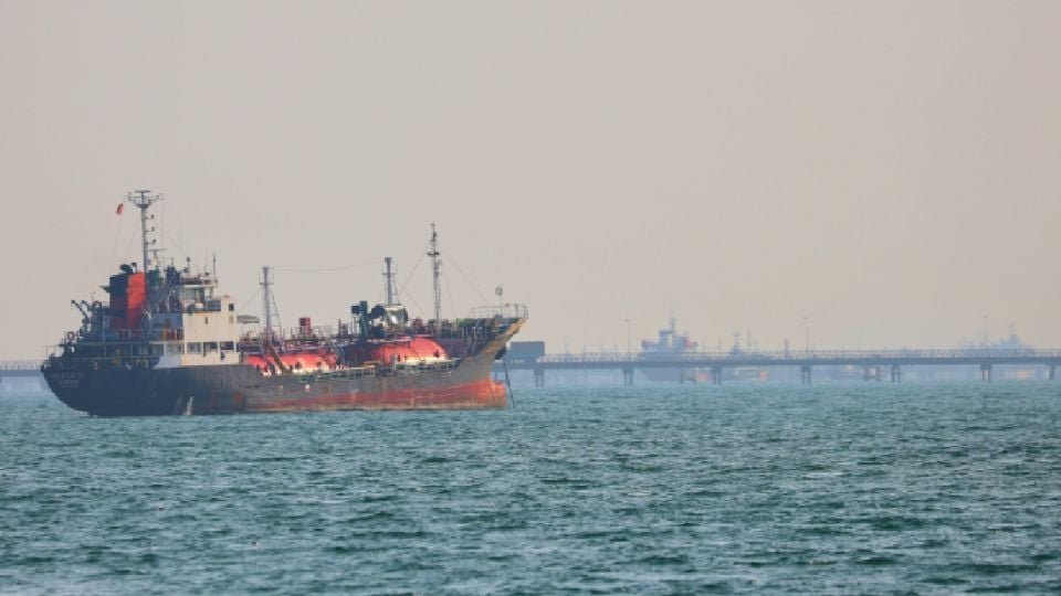 Atacan buque que navegaba hacia el norte del estrecho de Ormuz; no se reportan heridos