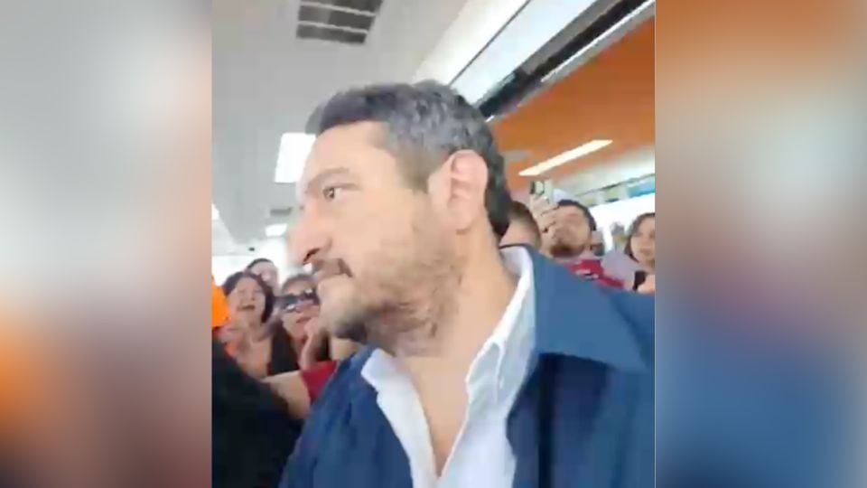 Abuchean a Andy López Beltrán durante su llegada al aeropuerto de Chihuahua (Video)