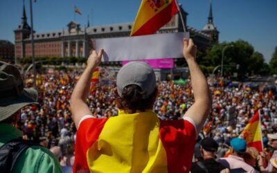 Marchan miles de españoles en Madrid para pedir la renuncia del presidente Sánchez