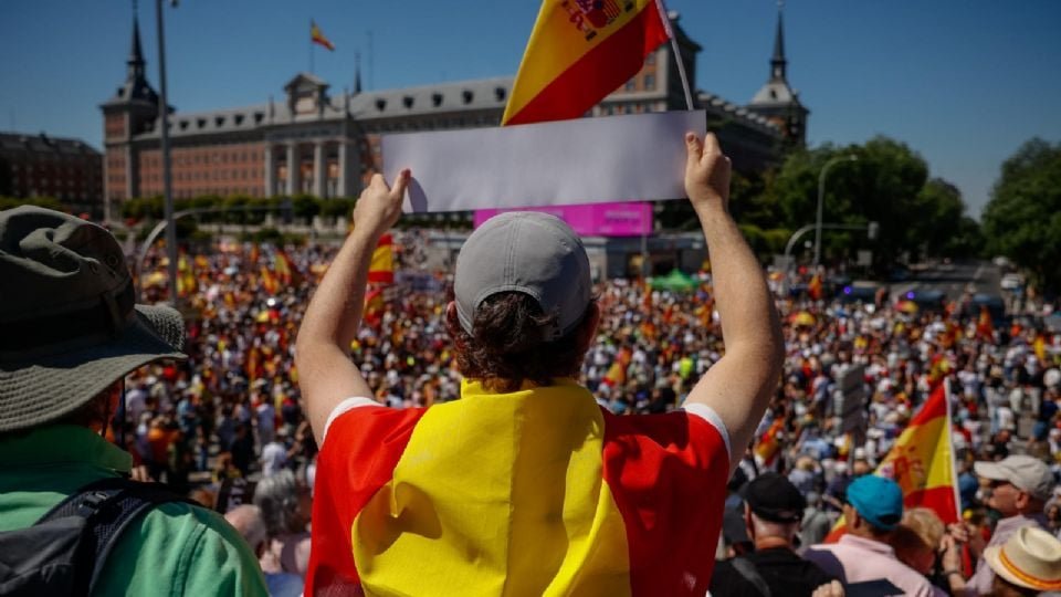 Marchan miles de españoles en Madrid para pedir la renuncia del presidente Sánchez