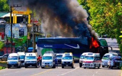 Capturan a 5 sicarios del CJNG tras bloqueos carreteros y quema de vehículos en Zitácuaro.