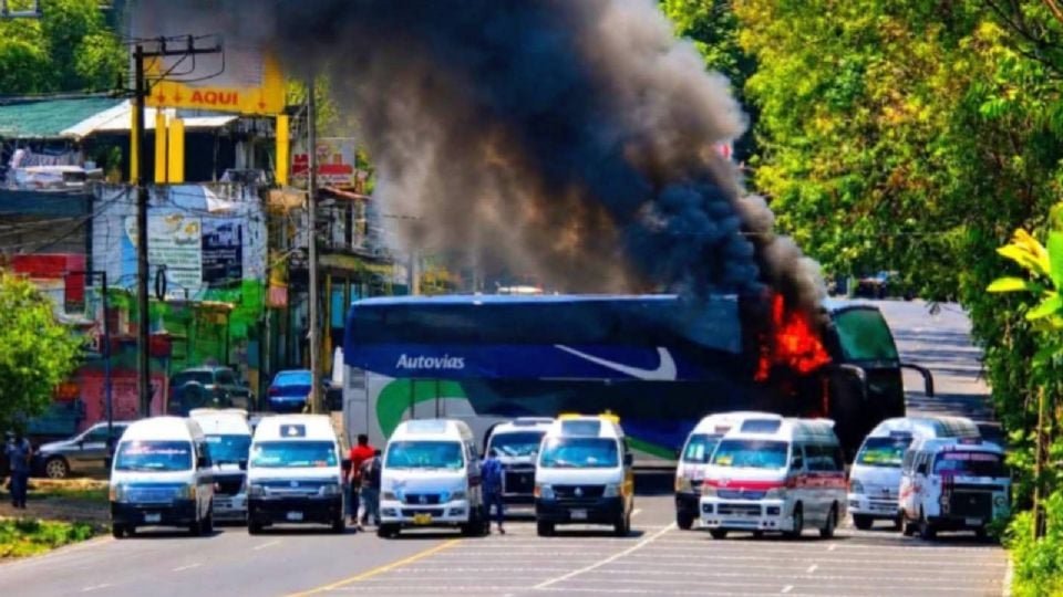 Capturan a 5 sicarios del CJNG tras bloqueos carreteros y quema de vehículos en Zitácuaro.