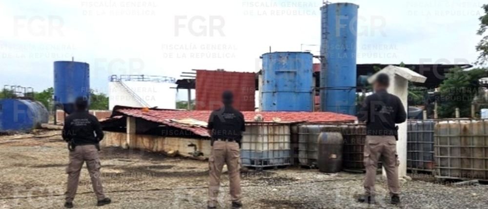 Golpe al huachicol: desmantelan centro clandestino en Veracruz y aseguran más de 256 mil litros