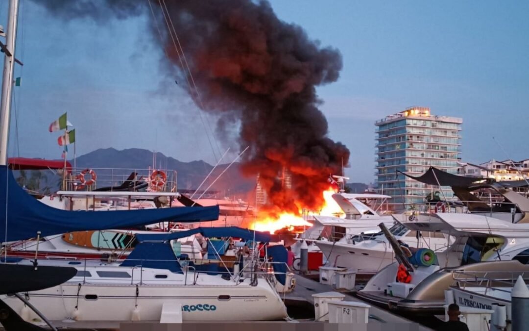 Marina auxilia en incendio de embarcación en Puerto Vallarta