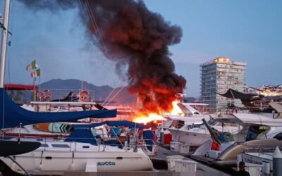 Marina auxilia en incendio de embarcación en Puerto Vallarta