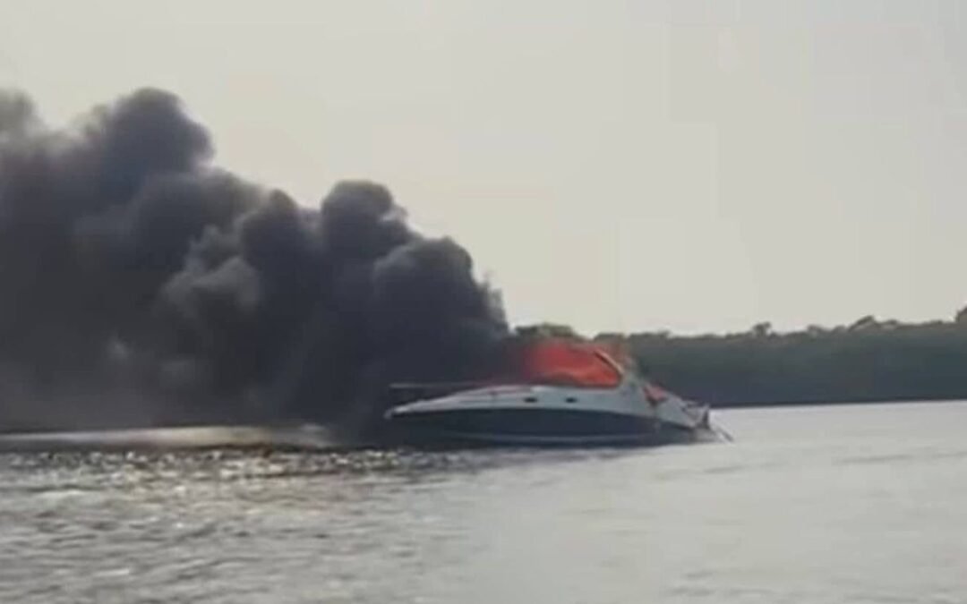 Yate se incendia en Veracruz; tripulantes se arrojaron al mar