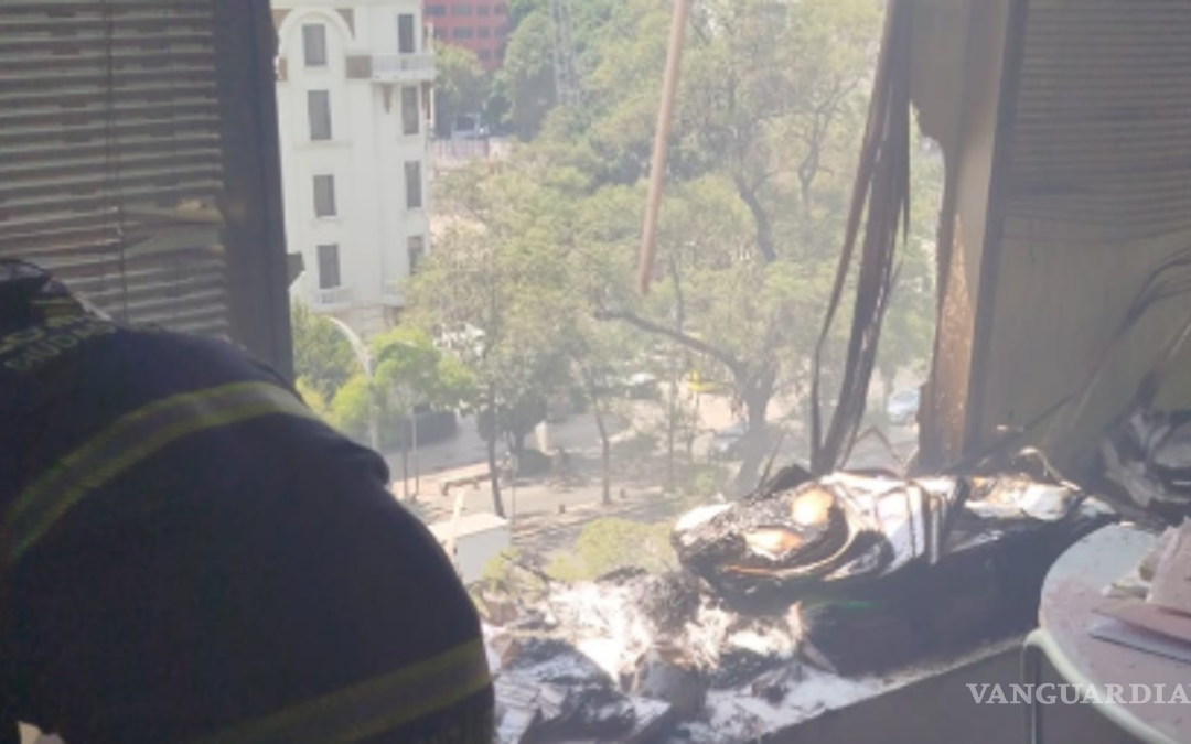Se registra conato de incendio en la Torre del Bienestar en Paseo de la Reforma