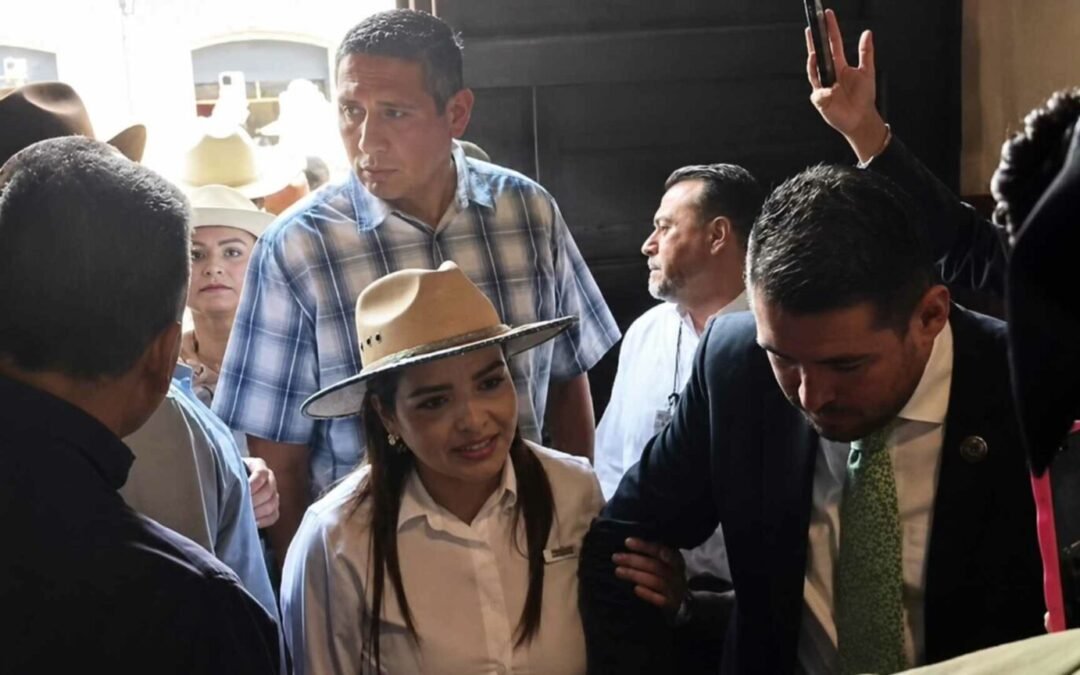 Movimiento del Sombrero irrumpe en sesión del Congreso de Michoacán por reforma electoral