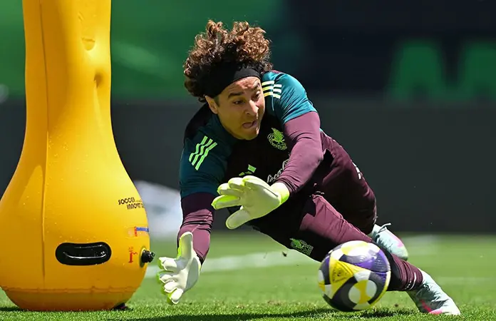 Ochoa pelea por titularidad del Tricolor