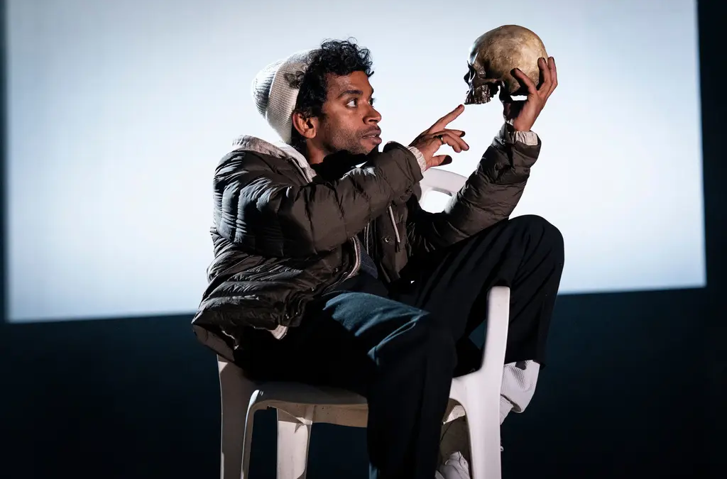 Película de Hamlet con Riz Ahmed estrena versión contemporánea en streaming