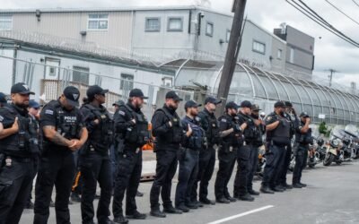 Decretan toque de queda en Newark tras disturbios frente centro de detención de migrantes