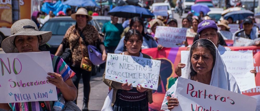 Protestan parteras indígenas en Chiapas contra la criminalización y exigen autonomía