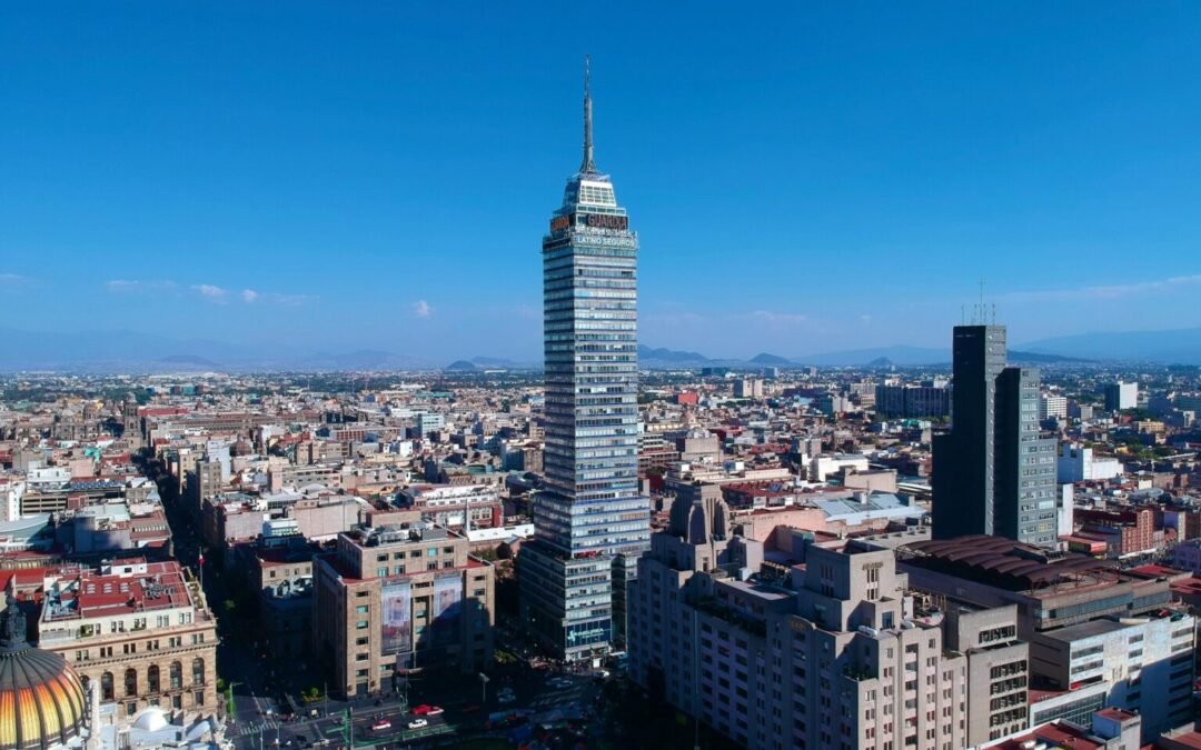Rescatan a 9 personas que se quedaron atrapadas en elevador de la Torre Latinoamericana
