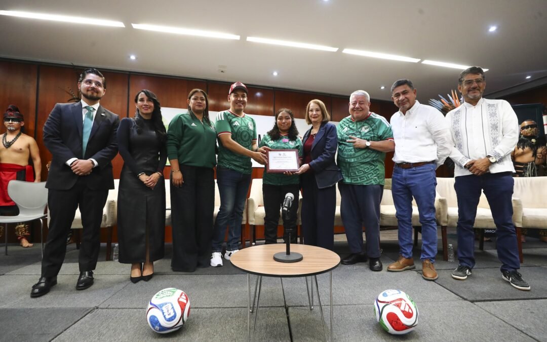 Entregan reconocimiento a Yolett Cervantes; ganó boleto de Claudia Sheinbaum para asistir a inauguración del Mundial