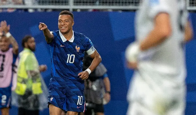 Se luce Mbappé y comanda victoria de Francia ante Irak