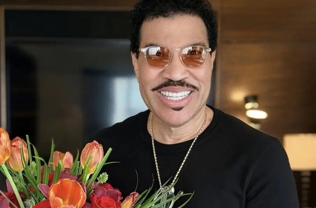 Abandona Lionel Richie concierto tras sufrir mareo y es hospitalizado